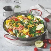Paella s kuřetem a plody moře Paella s kuřetem a plody moře