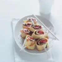 Palačinkové špízy s malinami Palačinkové špízy s malinami