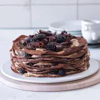 Palačinkový dort s kávovým krémem a ostružinami