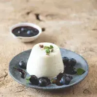 Panna cotta s borůvkami a šťavelem