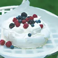 Borůvkovo-ostružinová Pavlova s růžovou vodou Borůvkovo-ostružinová Pavlova s růžovou vodou