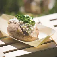 Pečená brambora s čedarovým dipem se slaninou a cibulkou