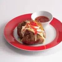 Plněné pečené brambory s chilli a sýrem brie