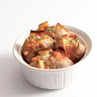 Plněné pečené brambory s fazolemi a sýrem Plněné pečené brambory s fazolemi a sýrem