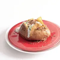 Plněné pečené brambory s mátovým jogurtem