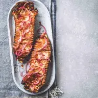 Pečená dýně se srirachou, medem a nakládanou cibulí