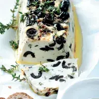 Pečená ricotta s olivami a tymiánem Pečená ricotta s olivami a tymiánem