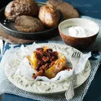Pečená brambora plněná chili con carne