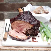 Pečené uzené koleno s povidlovým glazé