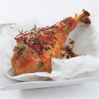 Pečené krůtí stehno na rozmarýnu a česneku