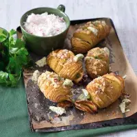 Pečené brambory a tvarohovo-cottagový dip Pečené brambory a tvarohovo-cottagový dip