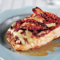 Pečený losos s olivovou tapenádou