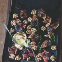 Pečený sýr s fíky a vlašskými ořechy Pečený sýr s fíky a vlašskými ořechy