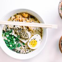 Miso, pho, tom kha, ramen aneb Jak na zdravé a snadné asijské polévky