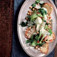 Pikantní listy s cizrnou a křupavým chlebem