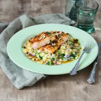 Pikantní losos s harissou a kuskusem