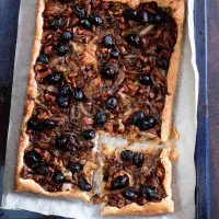 Pissaladière s liškami a černými olivami Pissaladière s liškami a černými olivami