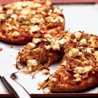 Pizza s fetou a karamelizovanou cibulí