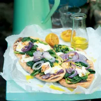 Pizza z grilu se špenátem, sýrem a citronem