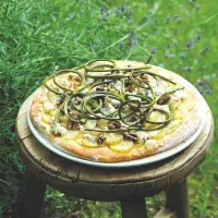 Pizza s česnekovými výhonky, bramborami, ořechy a sýrem
