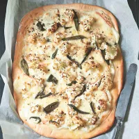 Pizza s květákem, šalvějí a sýrem Raclette