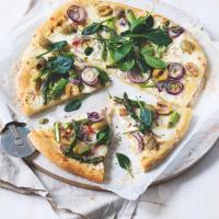 Pizza s chřestem, zelenými olivami a špenátovými lístky 