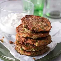 Placičky s cottagem, hráškem a šunkou