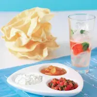 Placky pappadums s rajčatovou salsou, rajtou a mangovým čatní