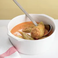 Plněné papriky s rajskou omáčkou a knedlíkem