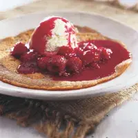 Pohankové palačinky s ovocem a zmrzlinou Pohankové palačinky s ovocem a zmrzlinou