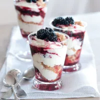 Pohár se smetanou, amaretti a ostružinami Pohár se smetanou, amaretti a ostružinami