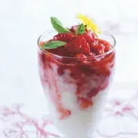 Pohár z ovesného mléka s jahodami