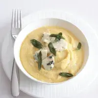 Polentová kaše se šalvějí a sýrem s modrou plísní