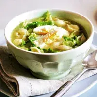 Polévka s jarním salátem