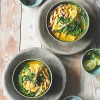 Polévka s kurkumou a uzeným kuřetem