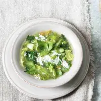 Polévka s libečkem, salátem, hráškem a okurkou