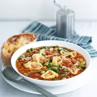 Polévka s plněnými těstovinami Polévka s plněnými těstovinami