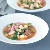 Polévka se šunkou a zelenými listy