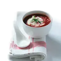 Polévka z červené řepy a rajčat