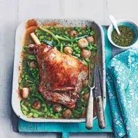 Jehněčí kýta s jarní zeleninou a mátovou omáčkou