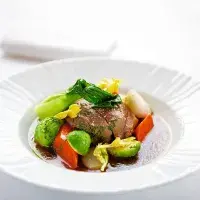 Pošírovaná hovězí špička se zeleninou a knedlíčky Pošírovaná hovězí špička se zeleninou a knedlíčky