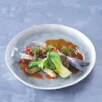 Pošírovaná pražma s hlívou, pak čoi a zázvorovým glazé