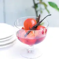 Nektarinky pošírované v citronové trávě Nektarinky pošírované v citronové trávě