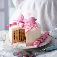 Pruhovaný dort s mašlí