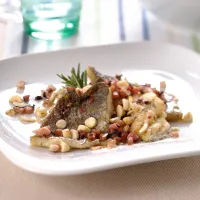 Pstruh s opečenými mandlemi a slaninou