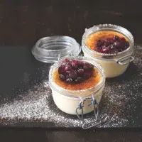 Pudink s rumovými brusinkami a perníkovou drobenkou Pudink s rumovými brusinkami a perníkovou drobenkou