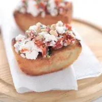 Sendvič rajčata, pinie a ricotta