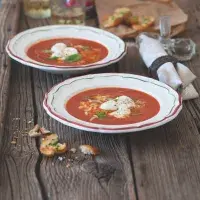 Rajčatová polévka s rozpečenými bocconcini Rajčatová polévka s rozpečenými bocconcini