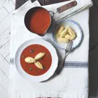 Rajská polévka s tvarohovými nočky Rajská polévka s tvarohovými nočky