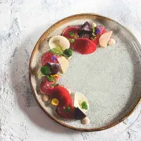Ravioly z hovězího carpaccia s omáčkou tonnato, řepou a quinoou Ravioly z hovězího carpaccia s omáčkou tonnato, řepou a quinoou